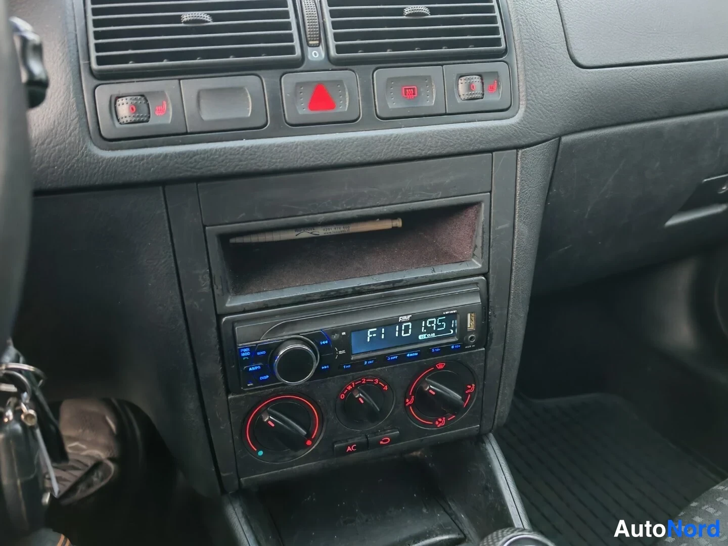 Valkoinen Volkswagen Golf 2003, ohjaamo, kuva 11