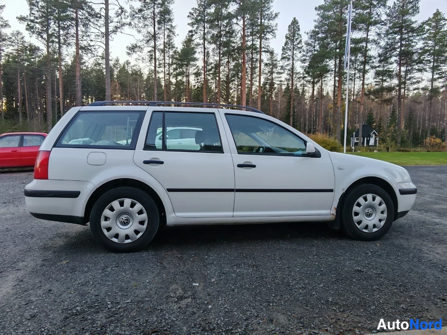 Valkoinen Volkswagen Golf 2003, sivulta, kuva 5
