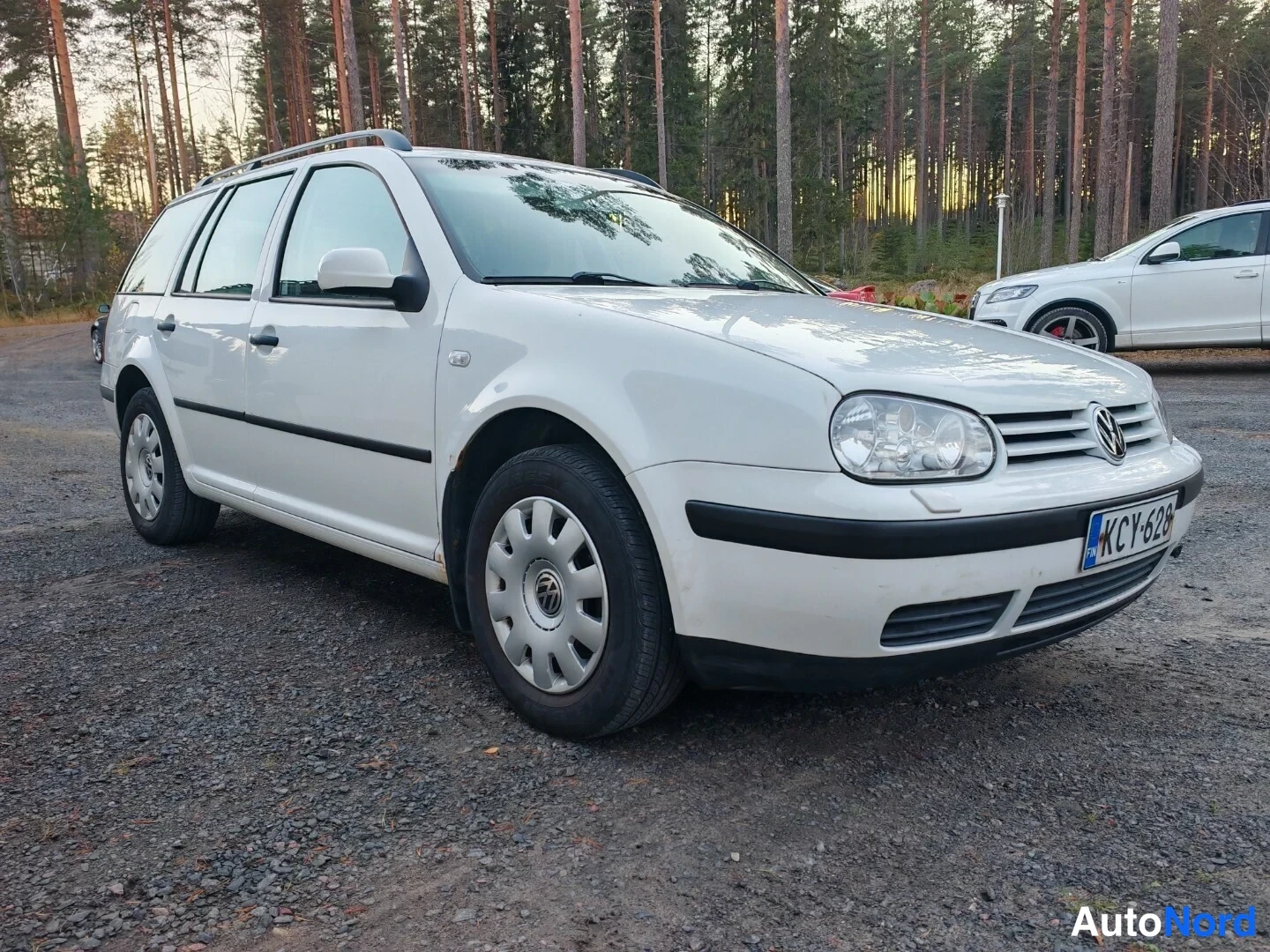 Valkoinen Volkswagen Golf 2003, etuviisto, keula oikealle, kuva 2