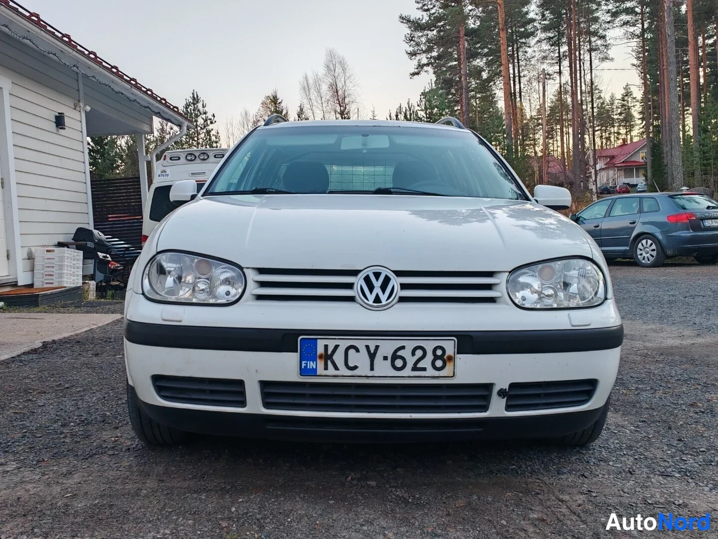 Valkoinen Volkswagen Golf 2003, edestä, kuva 3
