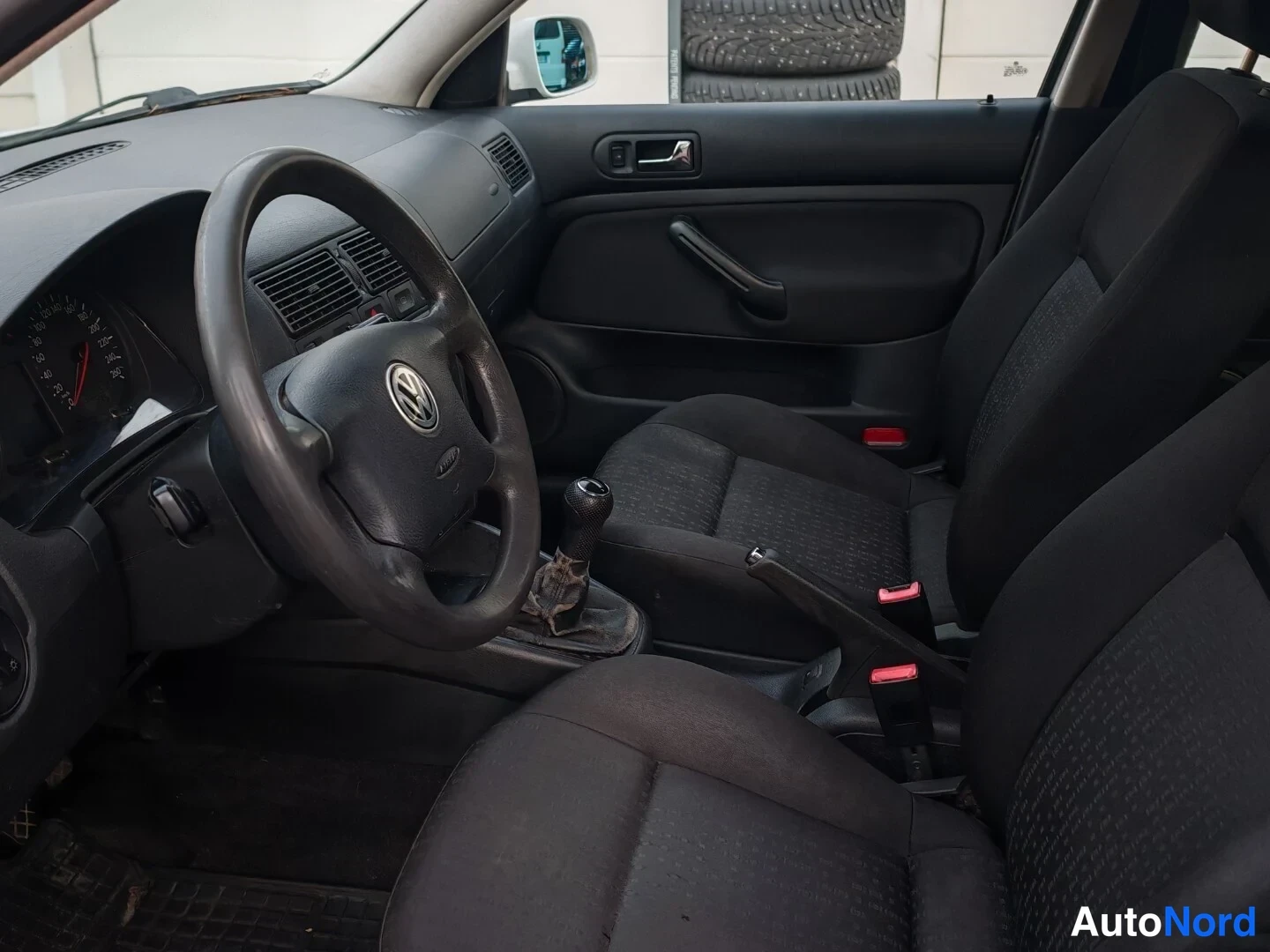 Valkoinen Volkswagen Golf 2003, ohjaamo, kuva 9