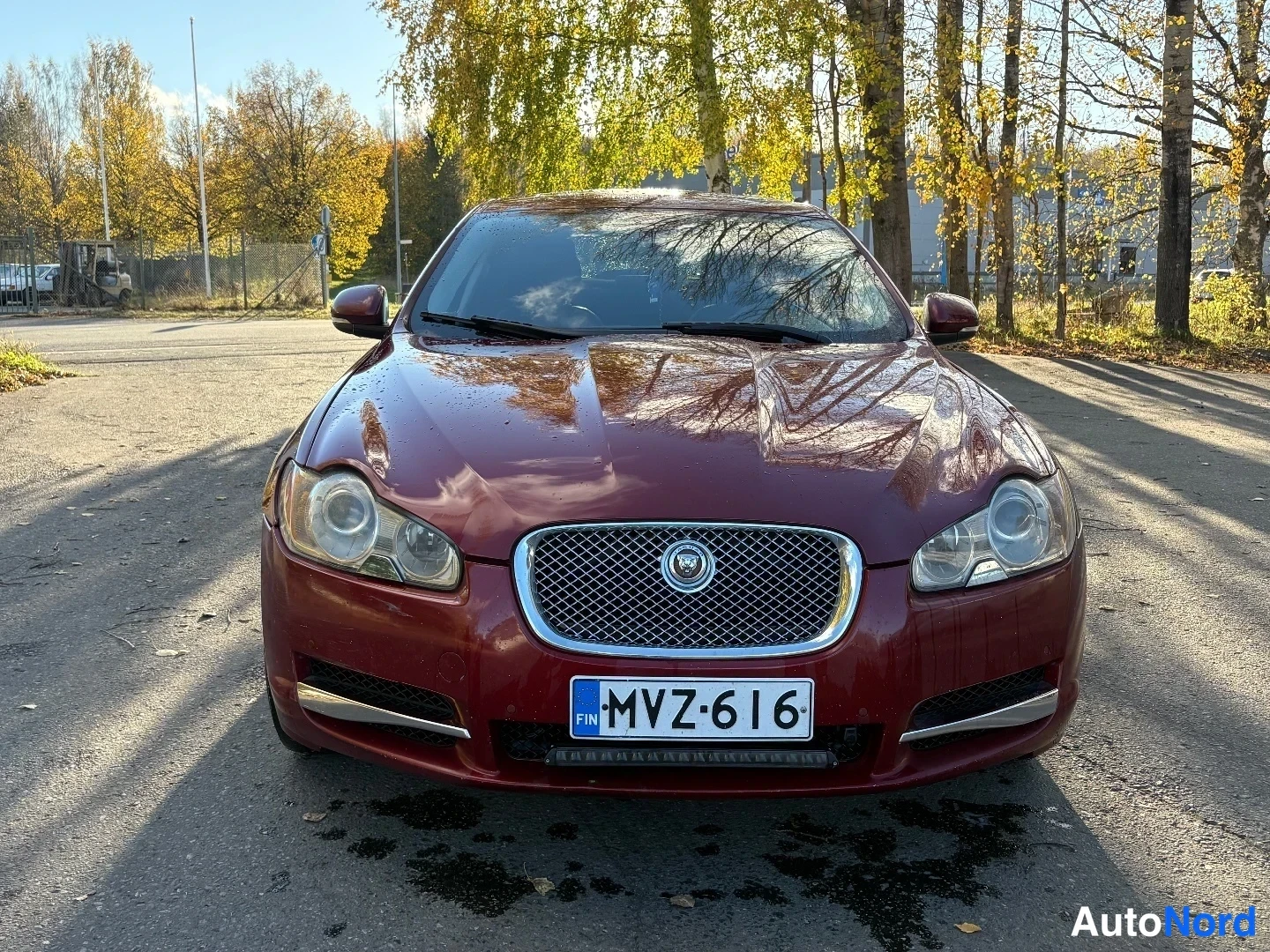 Punainen Jaguar XF 2010, edestä, kuva 3
