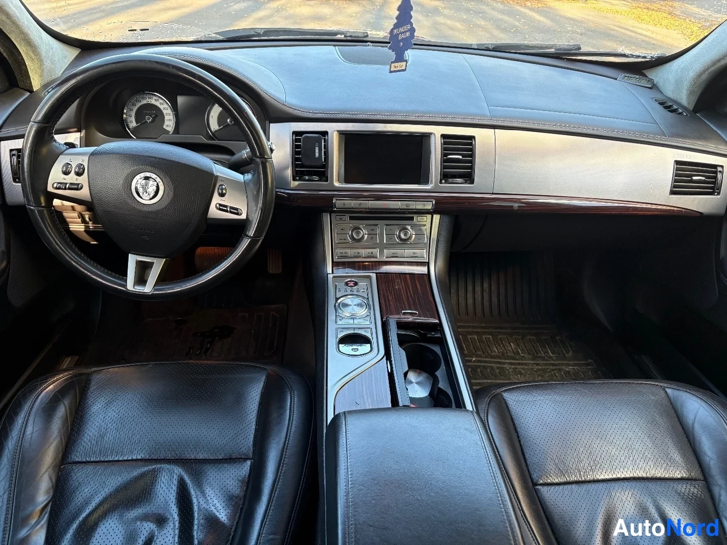 Punainen Jaguar XF 2010, ohjaamo, kuva 9