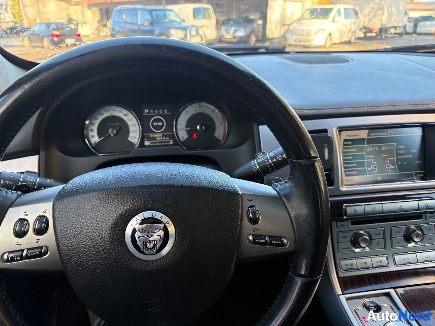 Punainen Jaguar XF 2010, ohjaamo, kuva 10