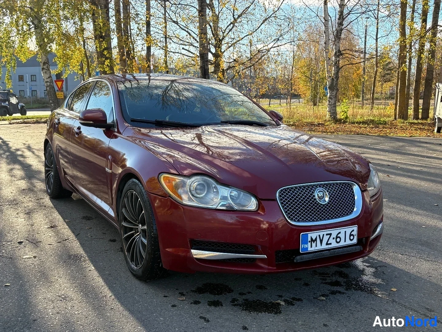 Punainen Jaguar XF 2010, etuviisto, keula oikealle, kuva 2