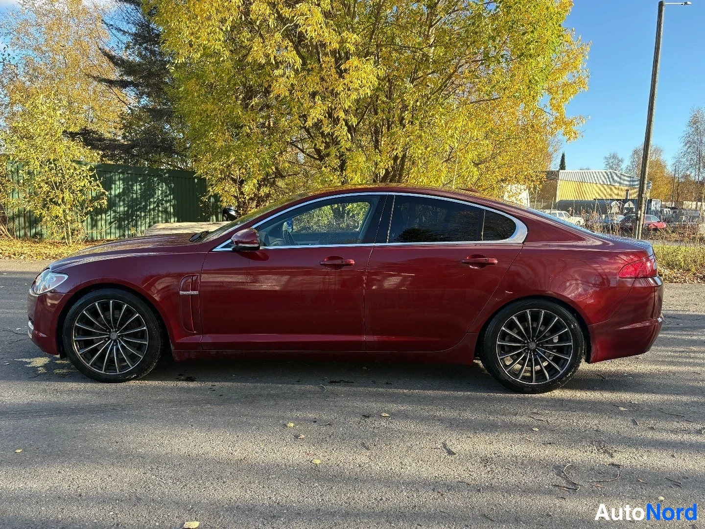 Punainen Jaguar XF 2010, sivulta, kuva 4