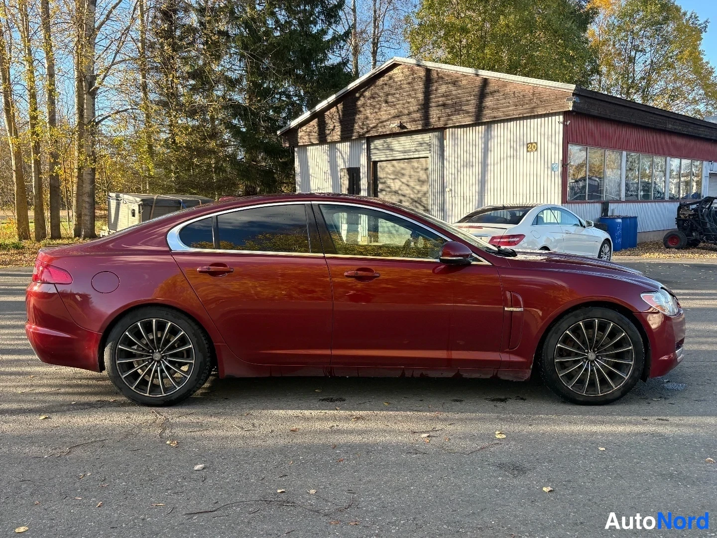 Punainen Jaguar XF 2010, sivulta, kuva 5