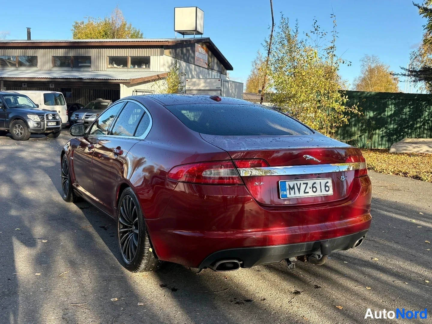 Punainen Jaguar XF 2010, takaviisto, kuva 6