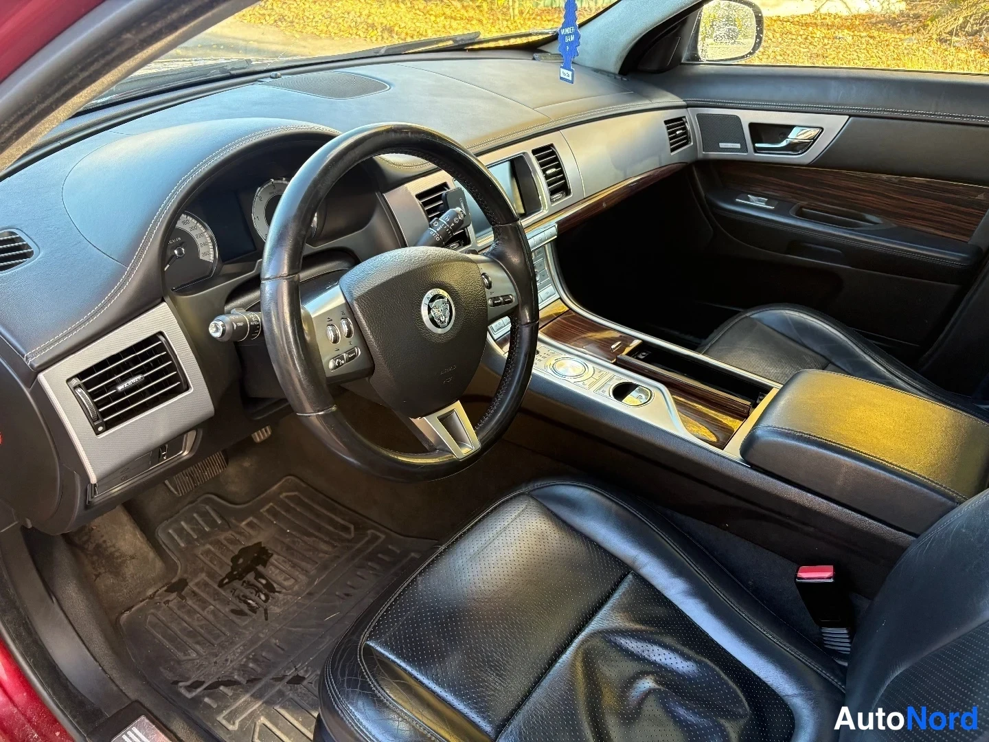 Punainen Jaguar XF 2010, ohjaamo, kuva 11