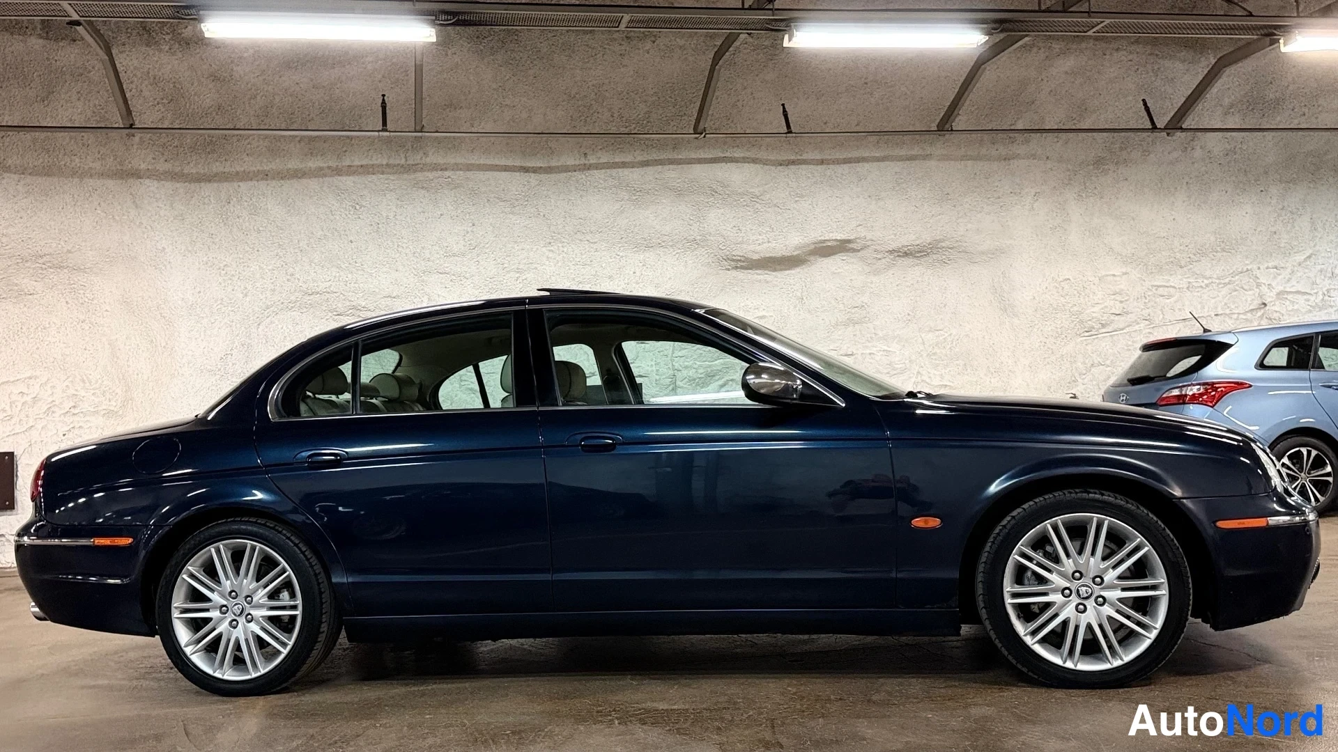 Sininen Jaguar S-Type 2006, sivulta, kuva 8