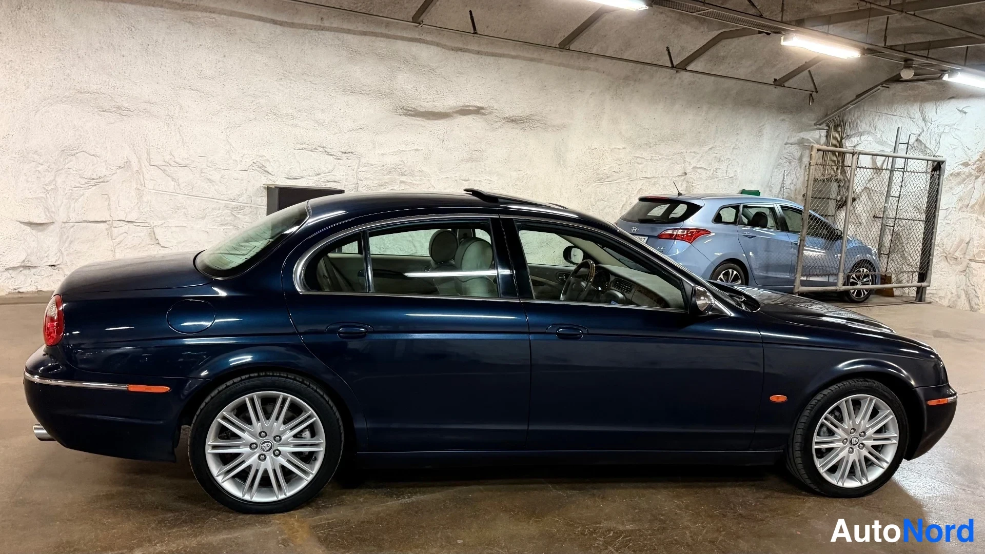 Sininen Jaguar S-Type 2006, sivulta, kuva 9
