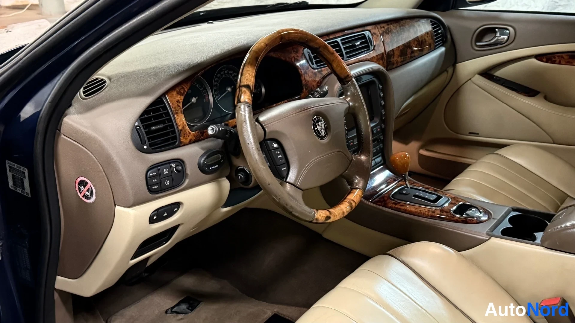 Sininen Jaguar S-Type 2006, ohjaamo, kuva 19