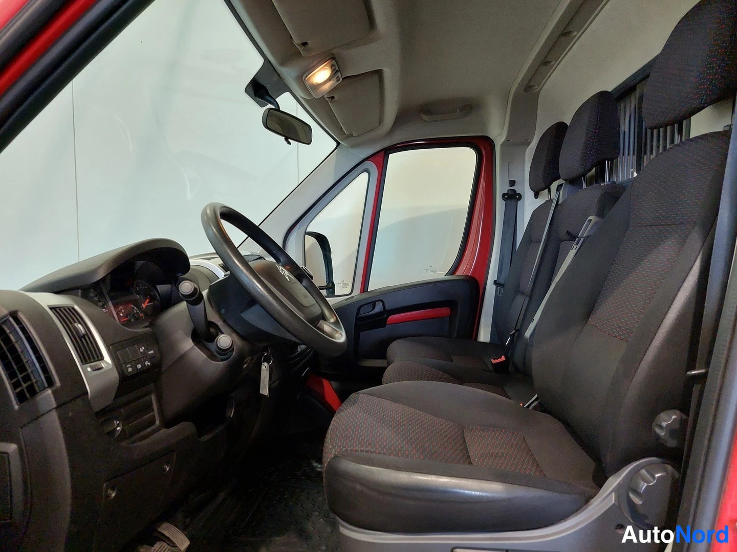 Punainen Citroen Jumper 2021, ohjaamo, kuva 10