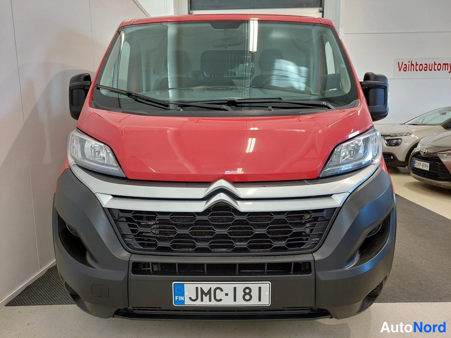 Punainen Citroen Jumper 2021, edestä, kuva 5