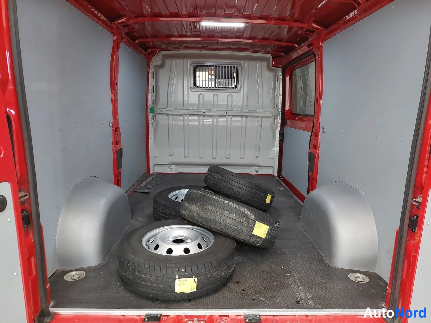 Punainen Citroen Jumper 2021, tavaratila, kuva 13