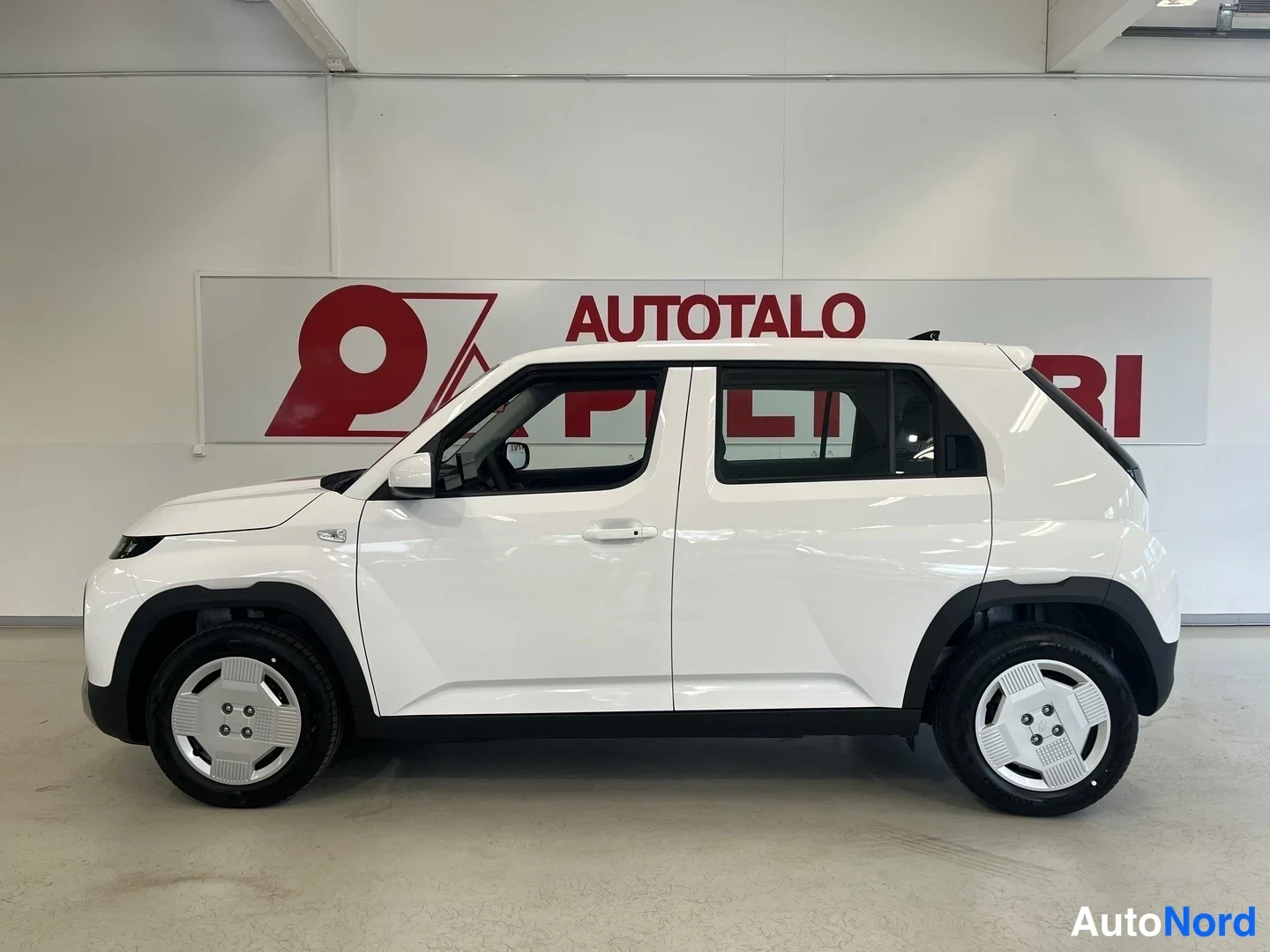 Valkoinen Hyundai Inster 2026, etuviisto, keula vasemmalle, kuva 2