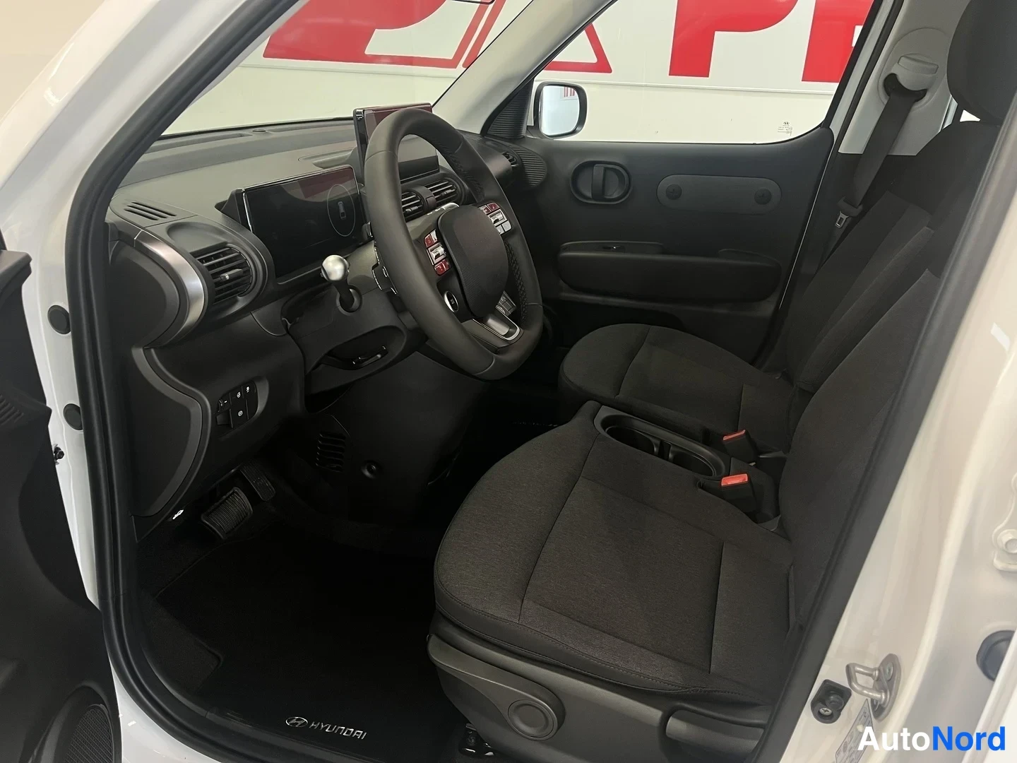 Valkoinen Hyundai Inster 2026, ohjaamo, kuva 4
