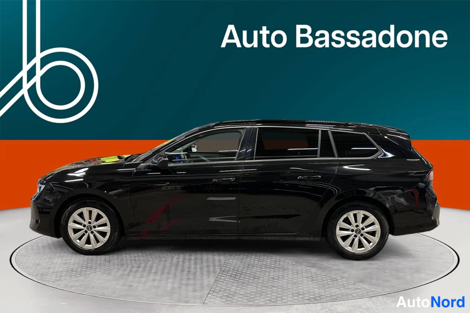 Musta Opel Astra Sports Tourer 2024, sivulta, kuva 4