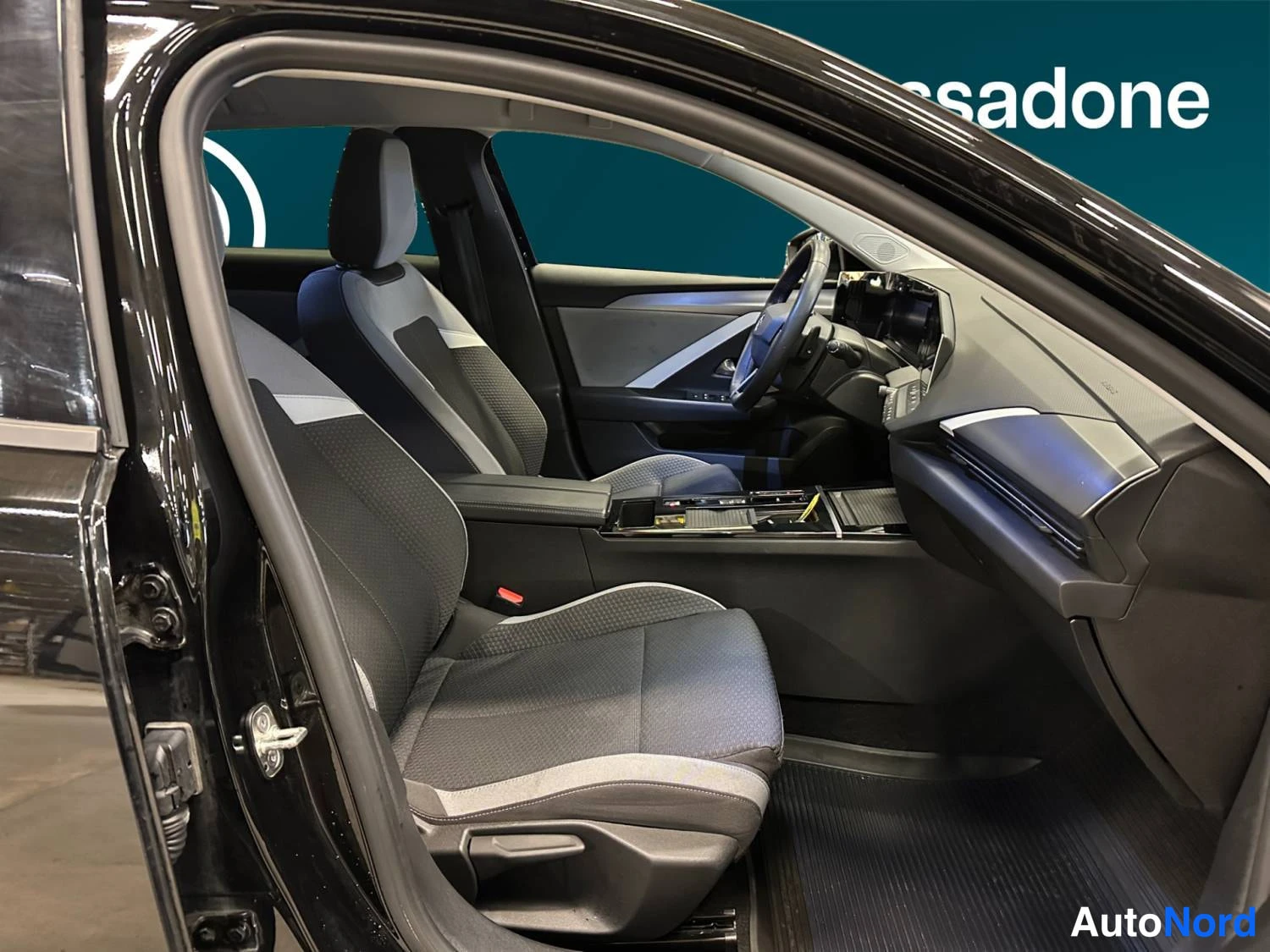 Musta Opel Astra Sports Tourer 2024, etuistuimet, kuva 11