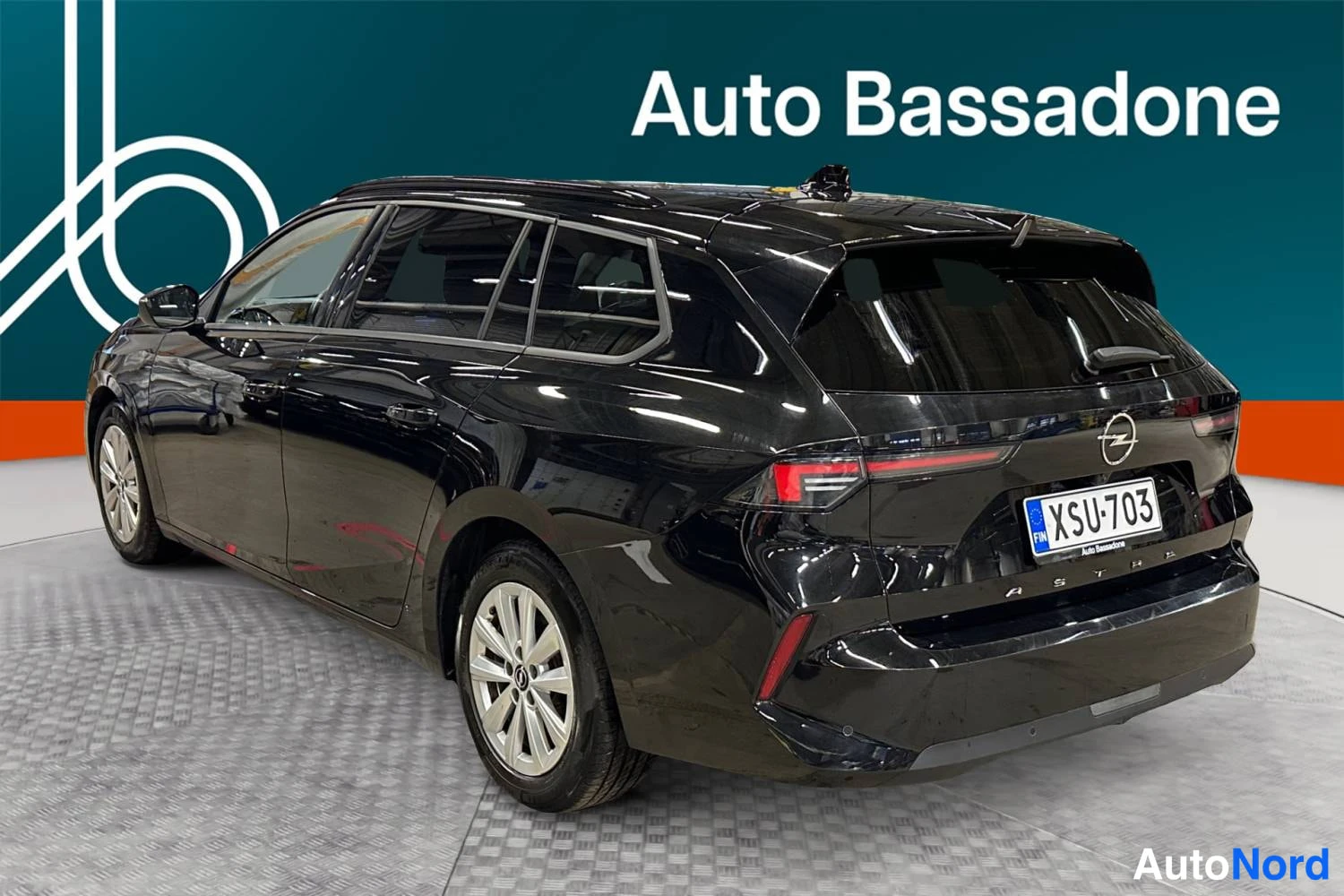 Musta Opel Astra Sports Tourer 2024, takaviisto, kuva 6