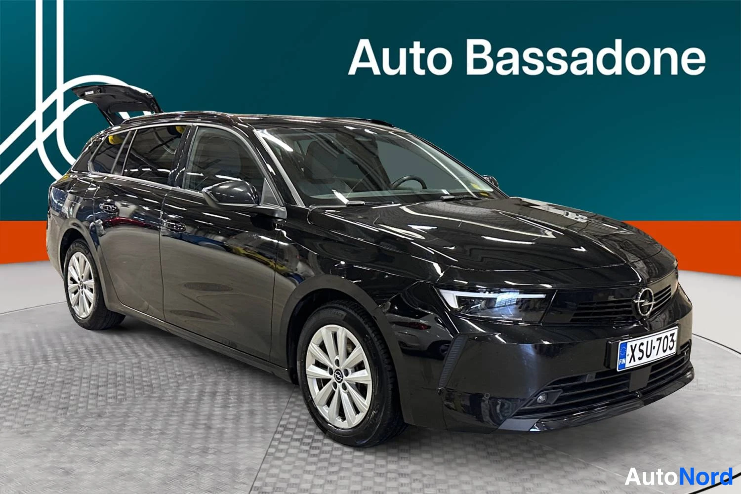 Musta Opel Astra Sports Tourer 2024, etuviisto, keula oikealle, kuva 2