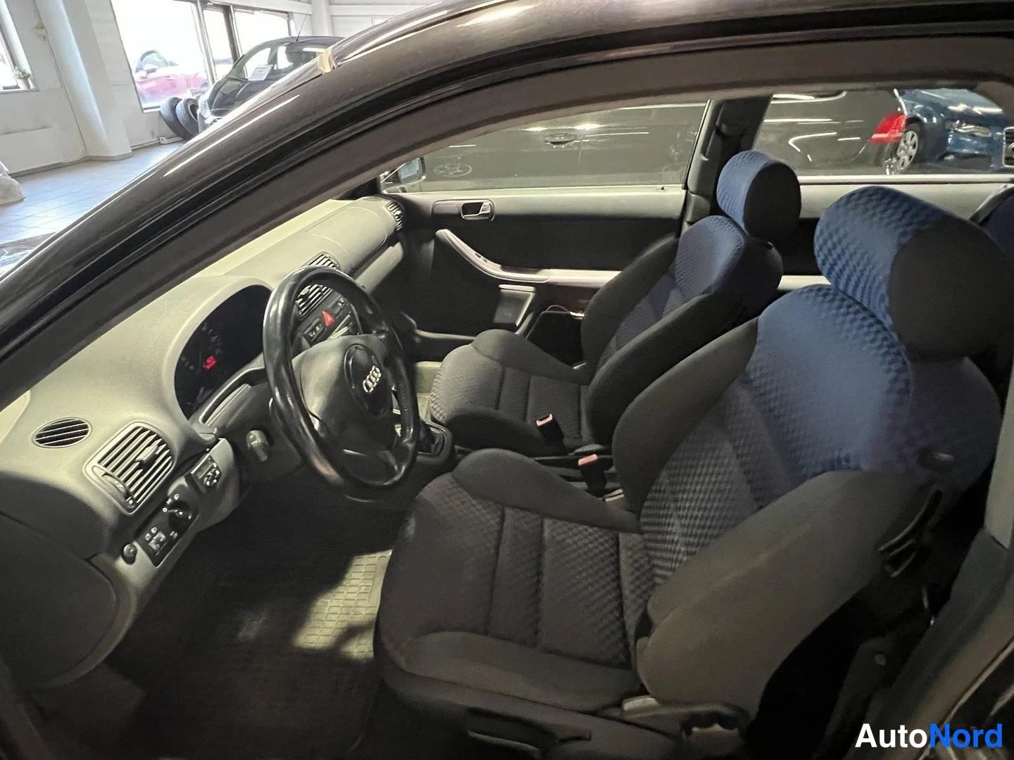 Sininen Audi A3 2000, ohjaamo, kuva 7