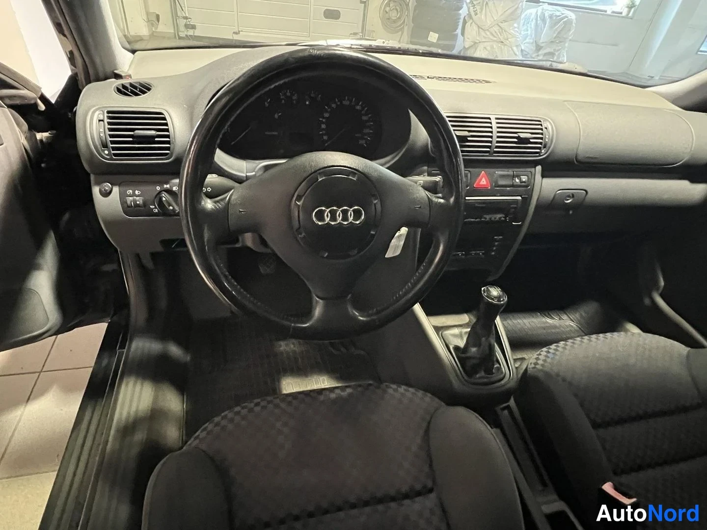 Sininen Audi A3 2000, ohjaamo, kuva 8