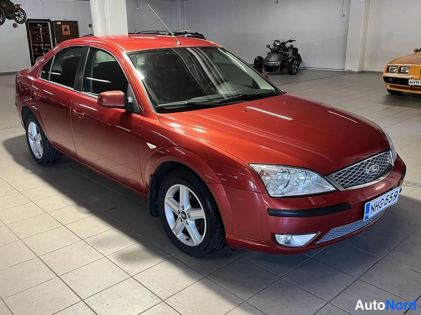 Punainen Ford Mondeo 2007, etuviisto, keula oikealle, kuva 2