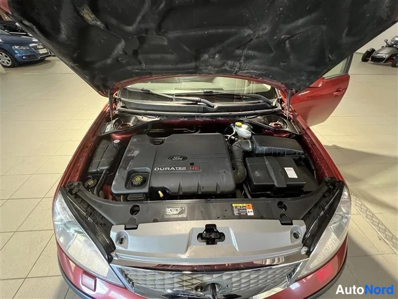 Punainen Ford Mondeo 2007, moottoritila, kuva 10