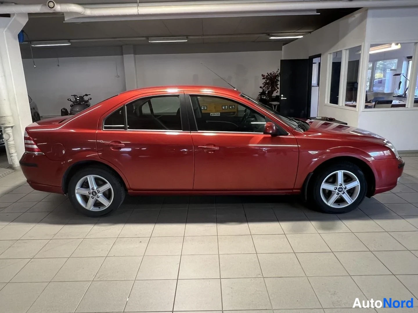Punainen Ford Mondeo 2007, sivulta, kuva 3