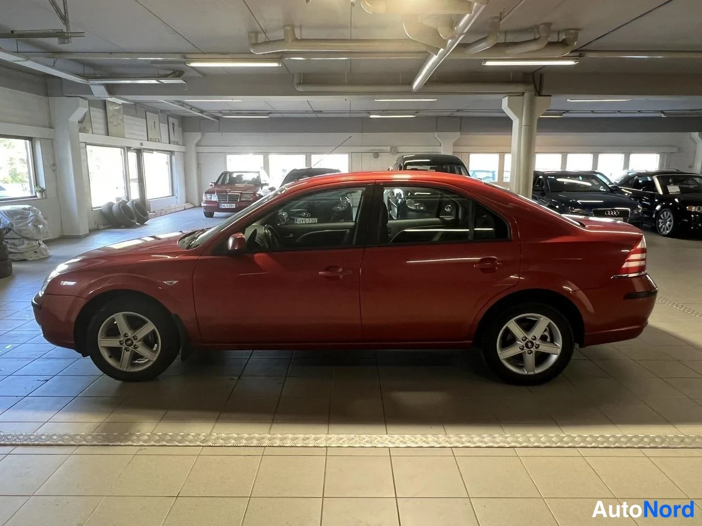 Punainen Ford Mondeo 2007, sivulta, kuva 4