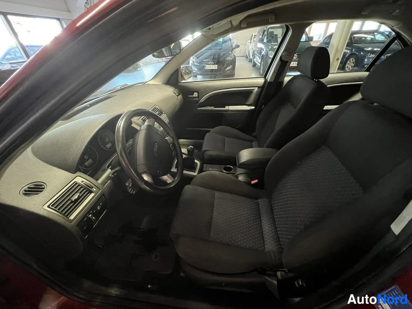 Punainen Ford Mondeo 2007, ohjaamo, kuva 8