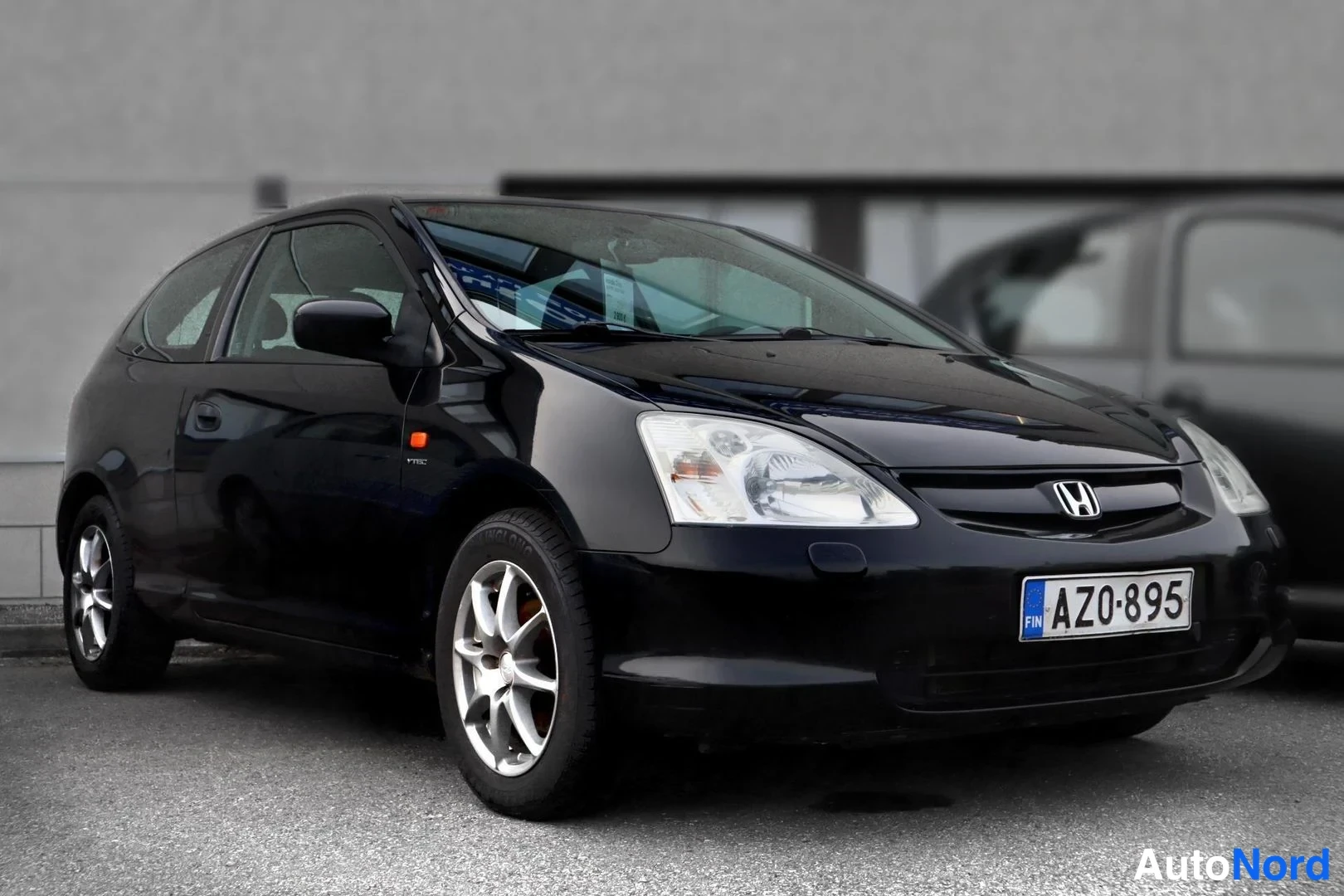 Black Honda Civic 2002, front three-quarter, nose to the right, photo 2