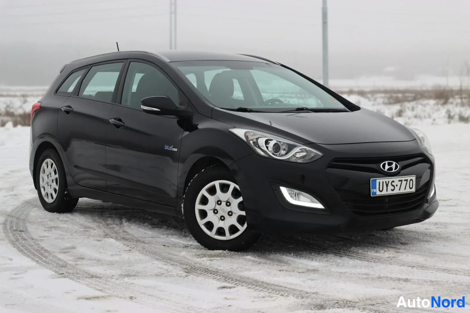 Musta Hyundai i30 2015, etuviisto, keula oikealle, kuva 3