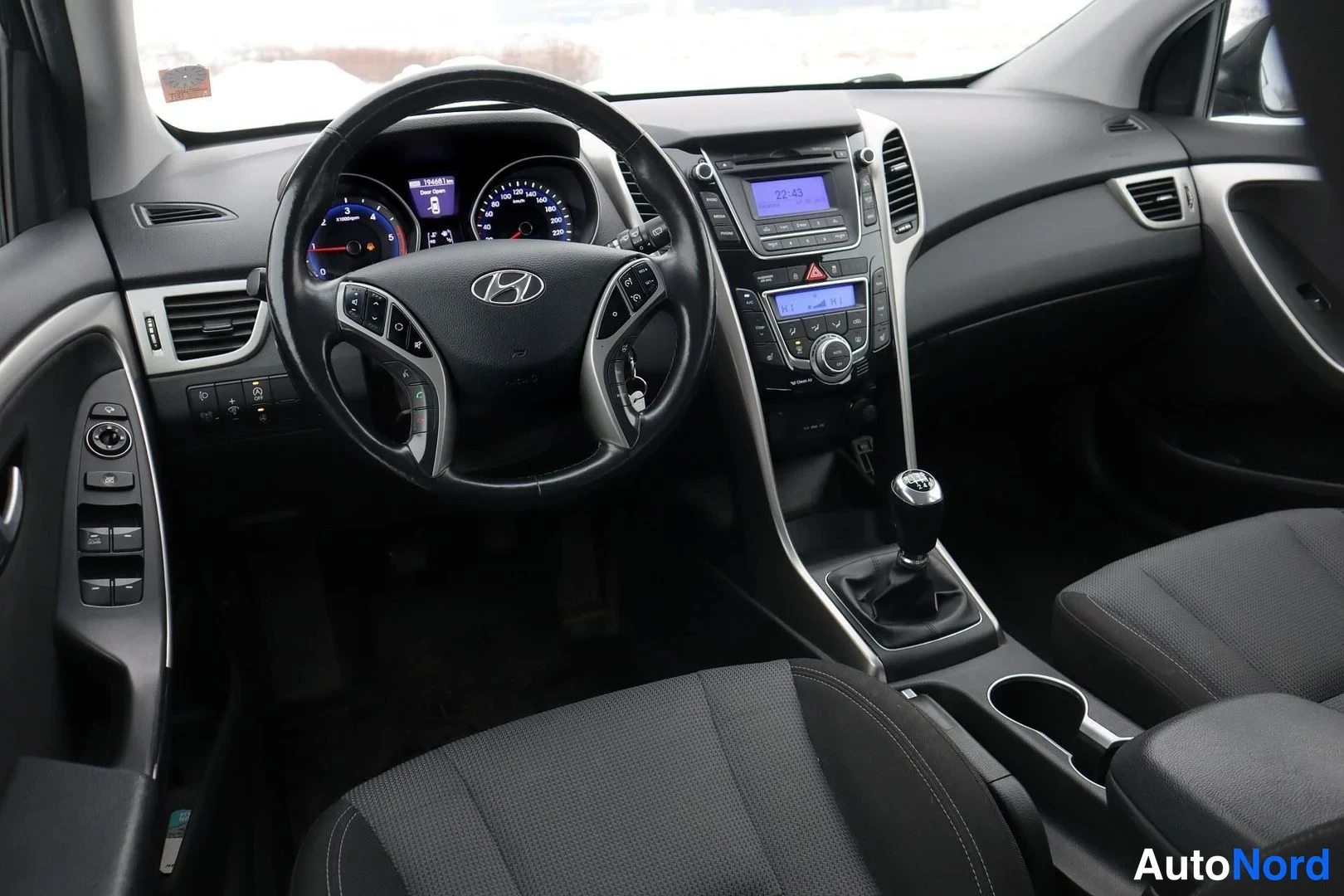 Musta Hyundai i30 2015, ohjaamo, kuva 9