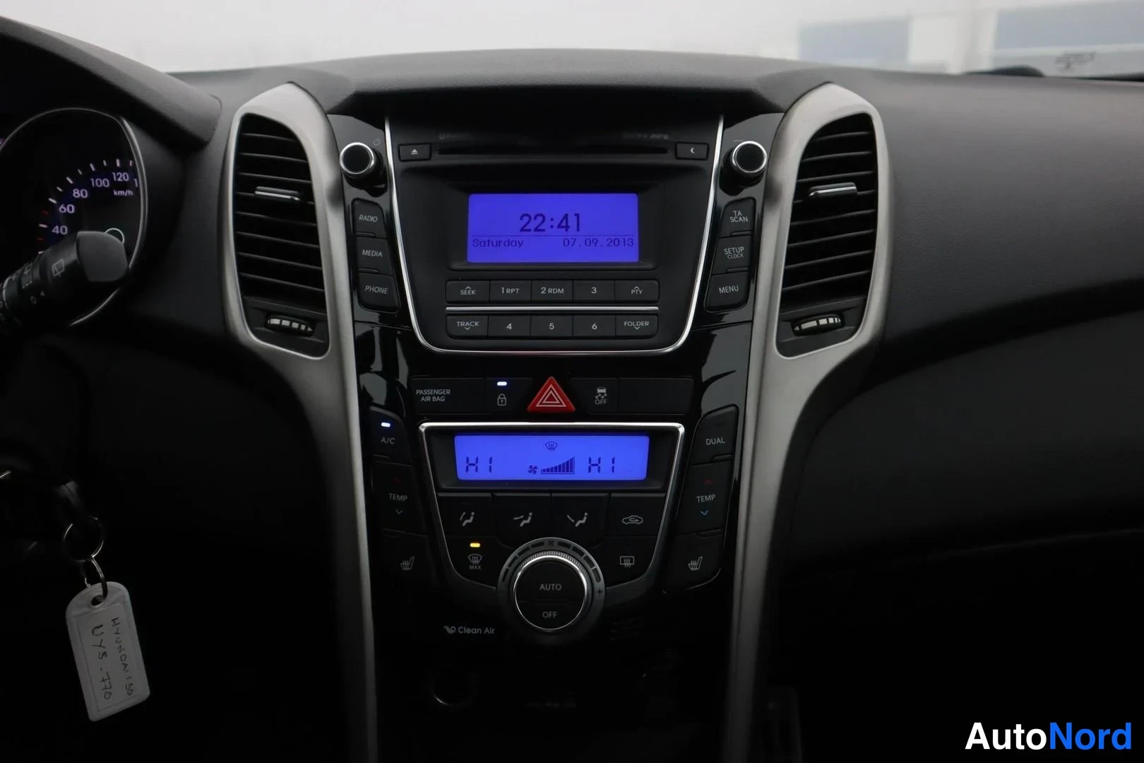 Musta Hyundai i30 2015, ohjaamo, kuva 10