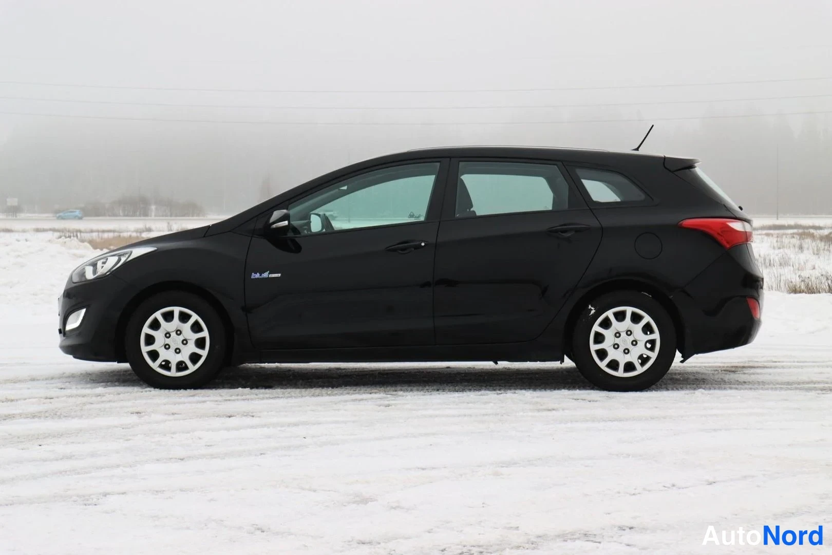Musta Hyundai i30 2015, sivulta, kuva 5