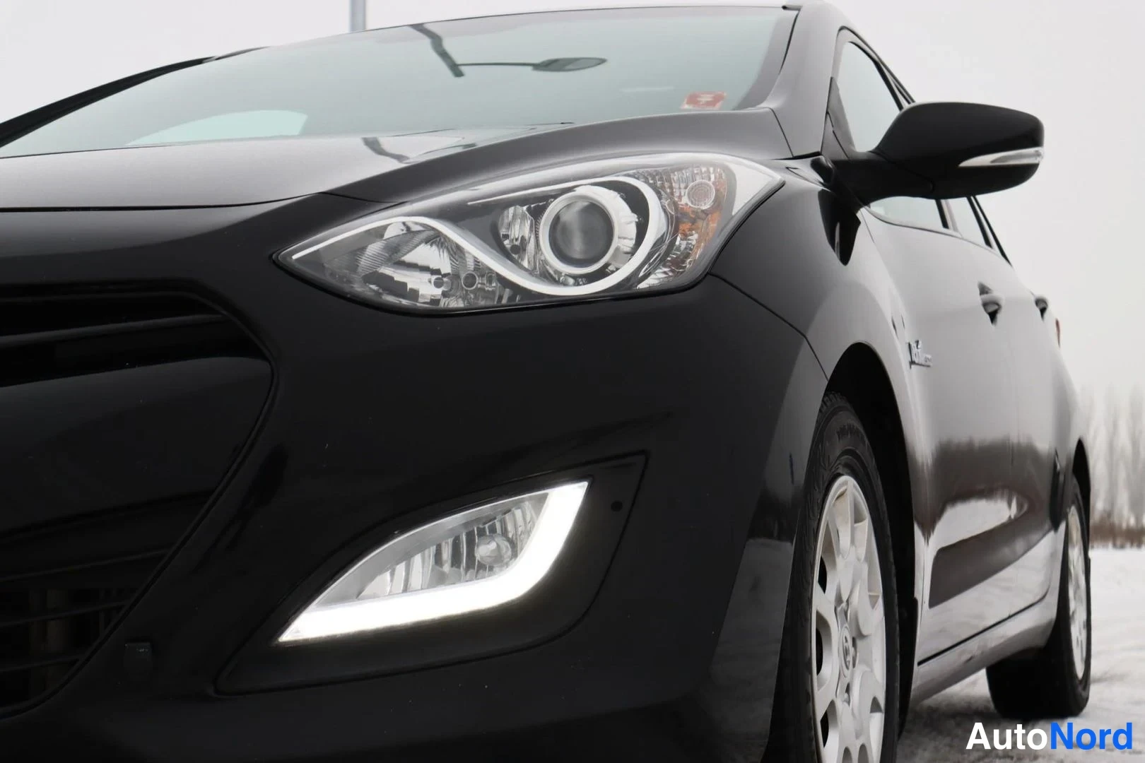 Musta Hyundai i30 2015, etuviisto, keula vasemmalle, kuva 2