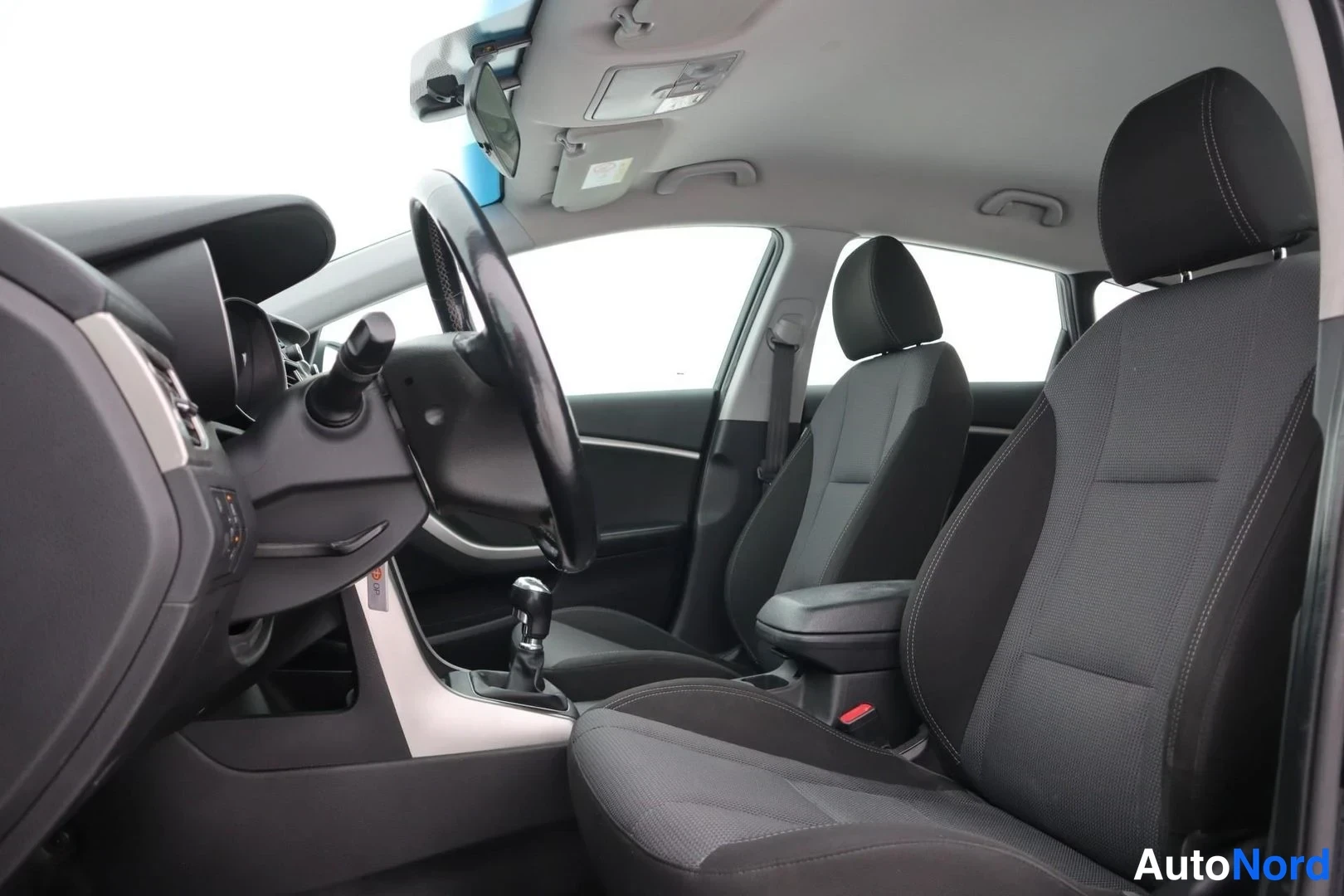 Musta Hyundai i30 2015, ohjaamo, kuva 8