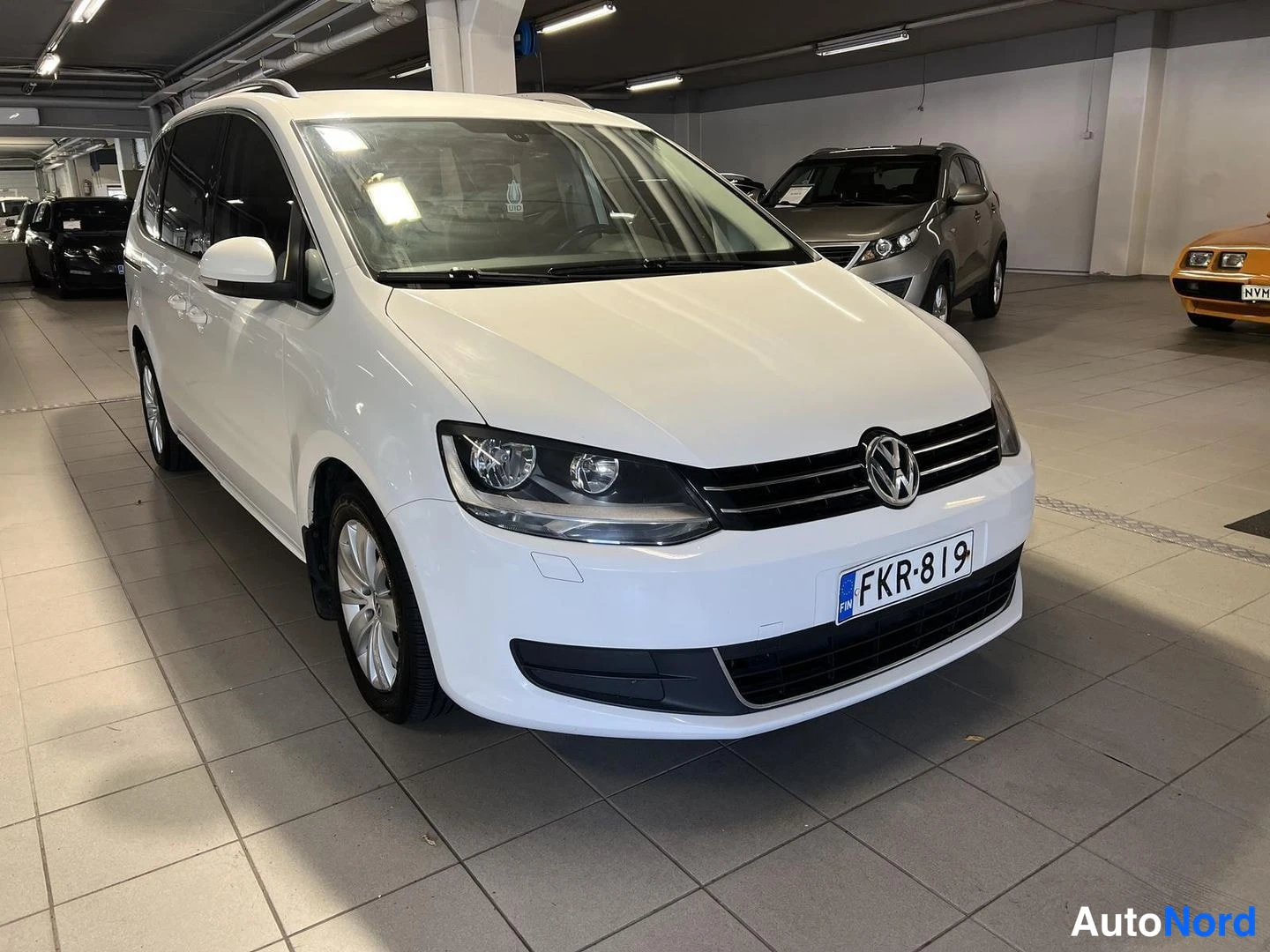 Valkoinen Volkswagen Sharan 2012, etuviisto, keula oikealle, kuva 3