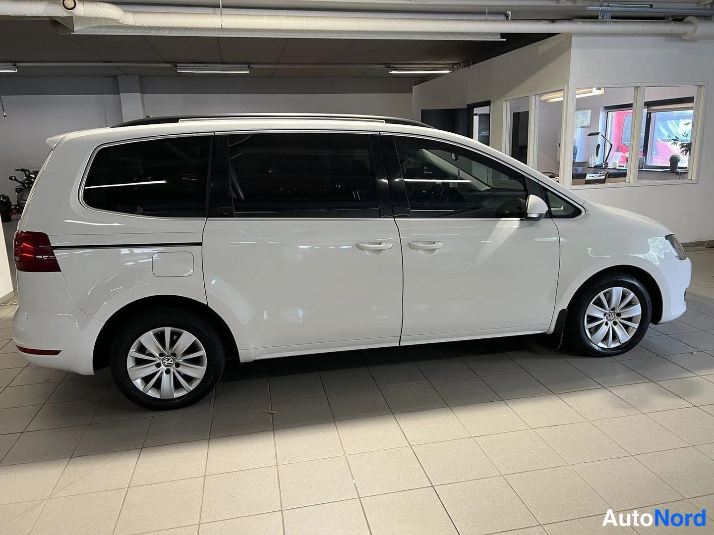 Valkoinen Volkswagen Sharan 2012, sivulta, kuva 4