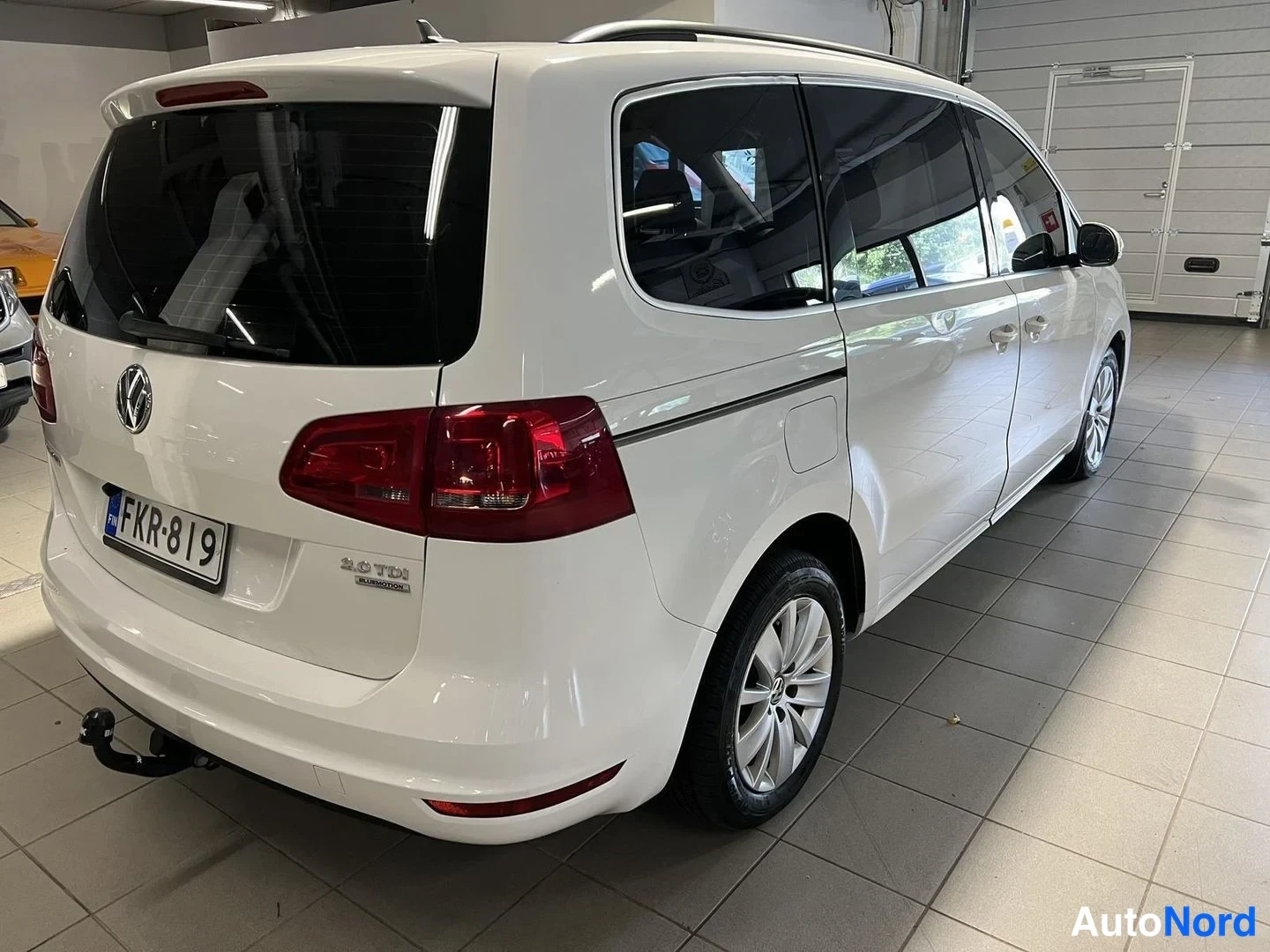 Valkoinen Volkswagen Sharan 2012, takaviisto, kuva 5