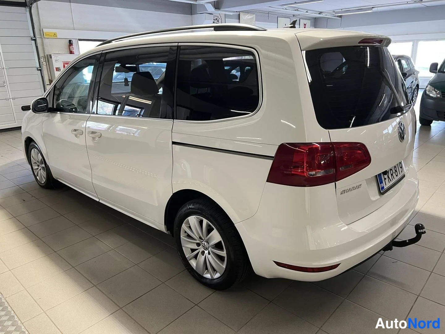 Valkoinen Volkswagen Sharan 2012, takaviisto, kuva 6