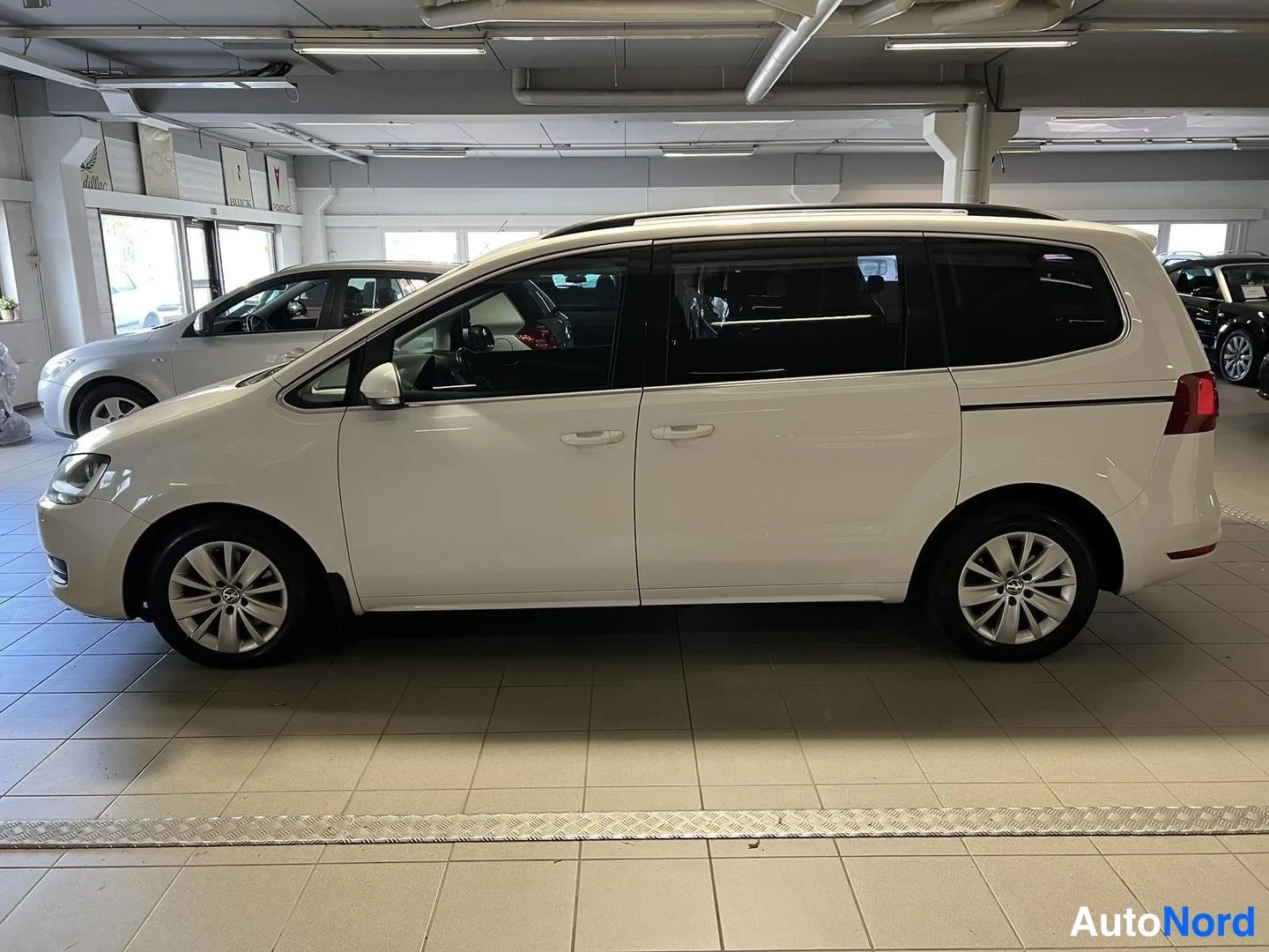 Valkoinen Volkswagen Sharan 2012, etuviisto, keula vasemmalle, kuva 2