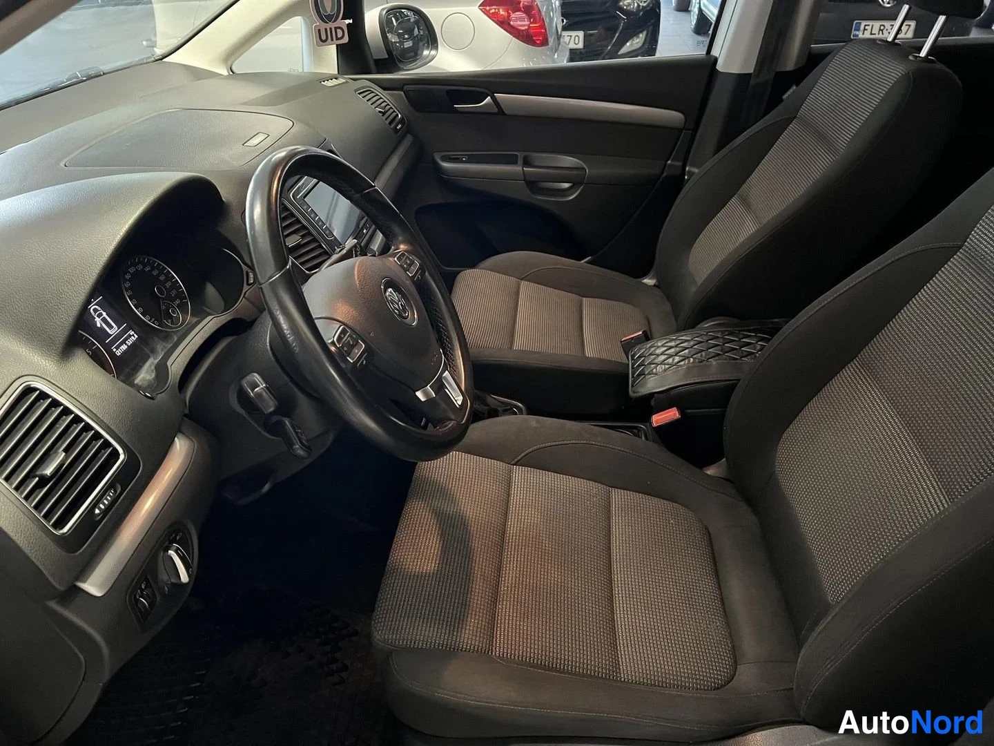 Valkoinen Volkswagen Sharan 2012, ohjaamo, kuva 8