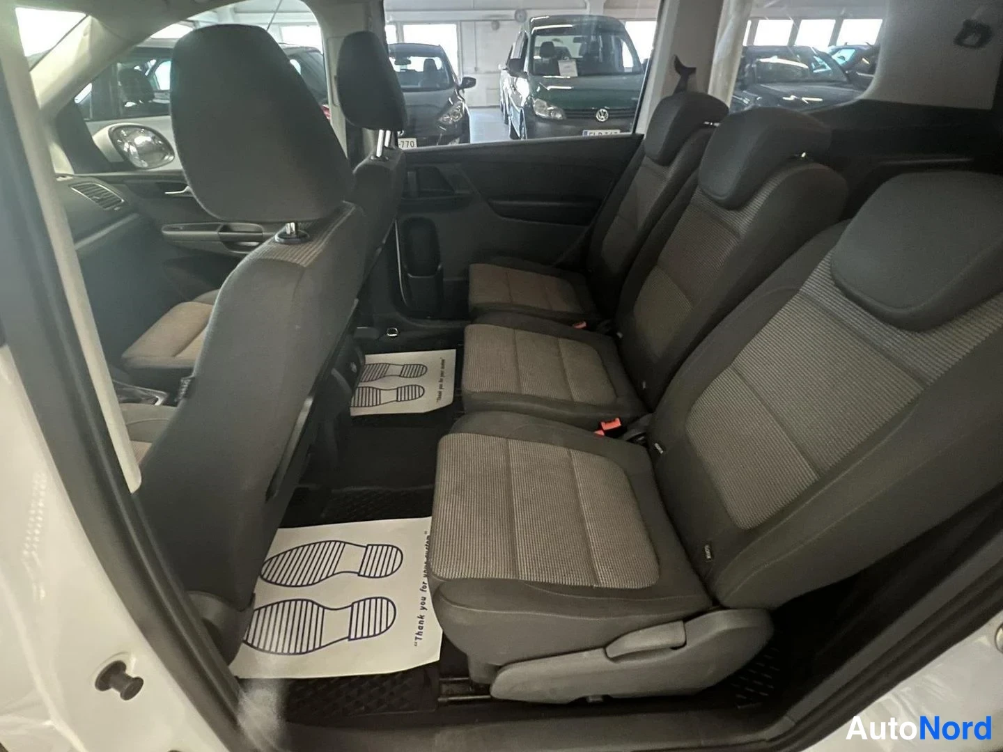 Valkoinen Volkswagen Sharan 2012, takaistuimet, kuva 9