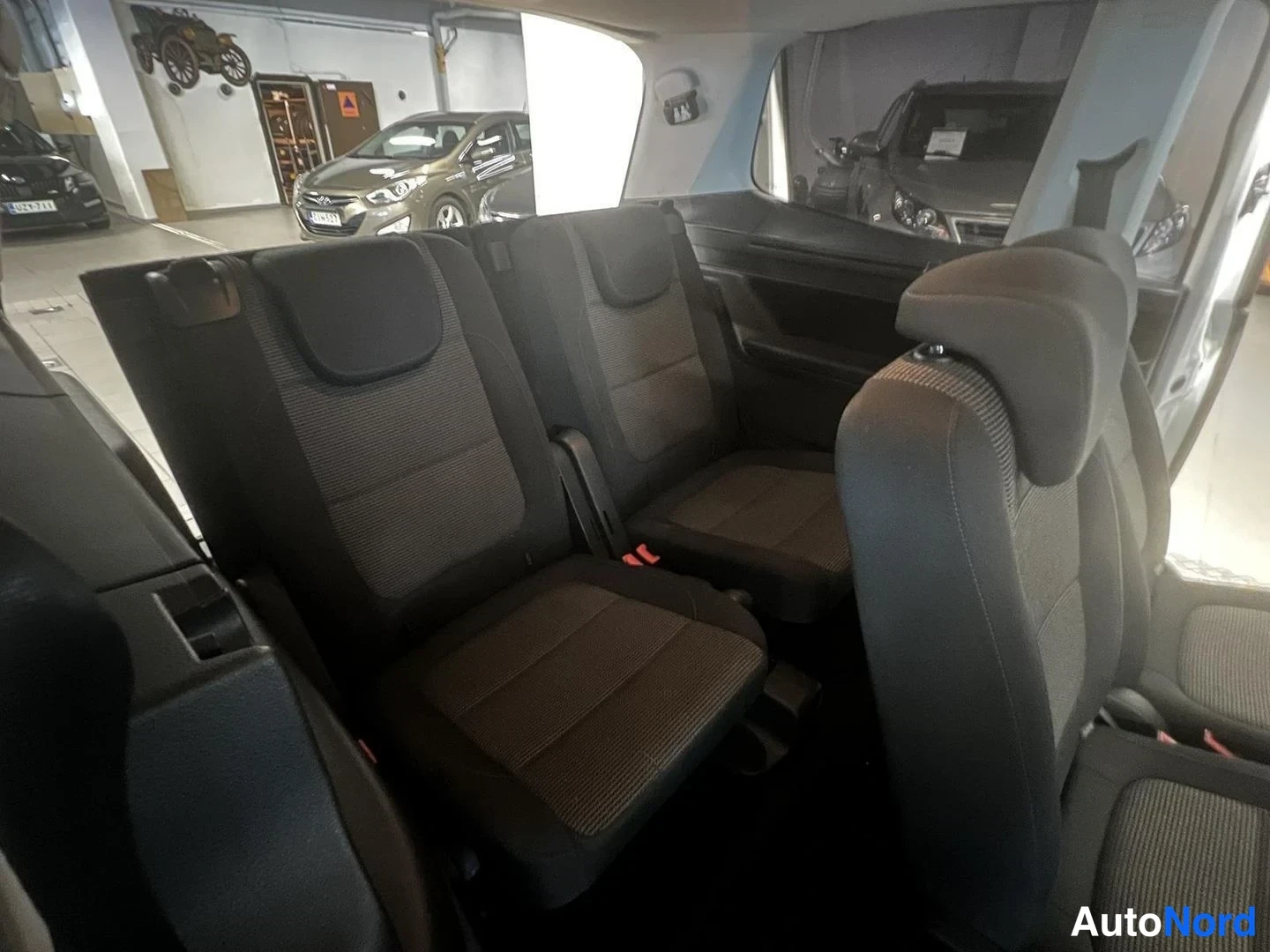 Valkoinen Volkswagen Sharan 2012, kuva 11
