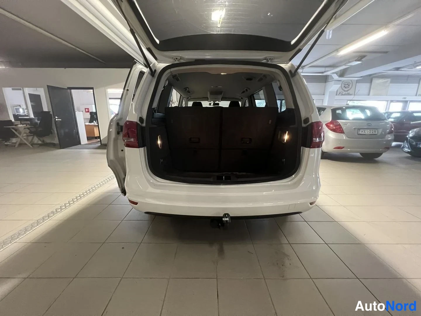 Valkoinen Volkswagen Sharan 2012, takaa, kuva 7