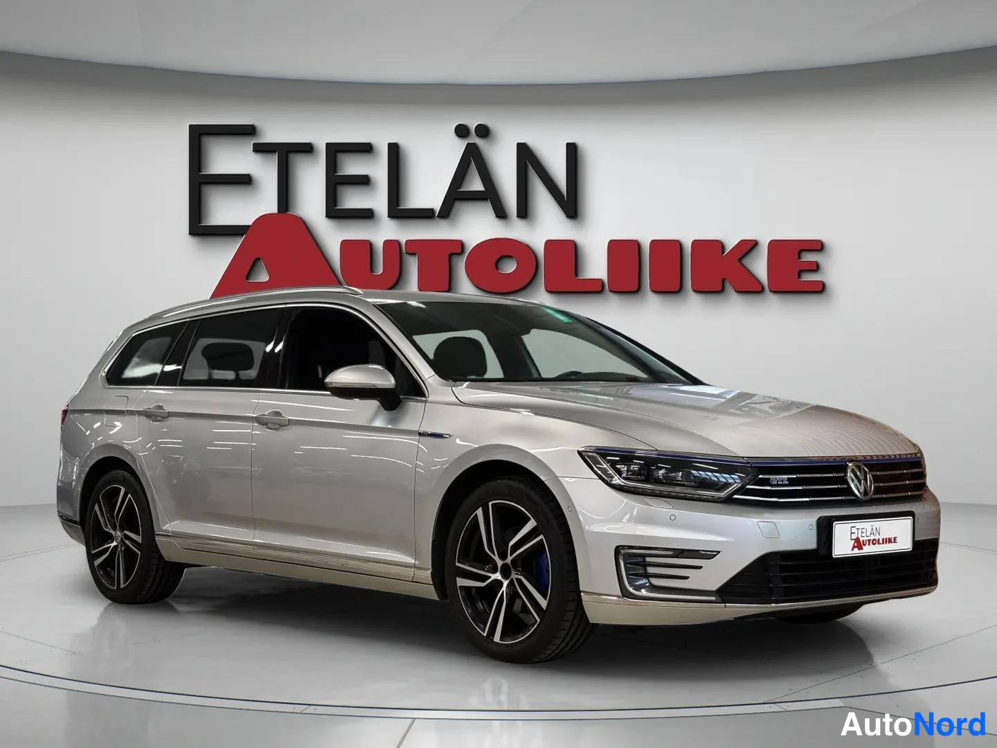 Harmaa Volkswagen Passat 2015, etuviisto, keula oikealle, kuva 2