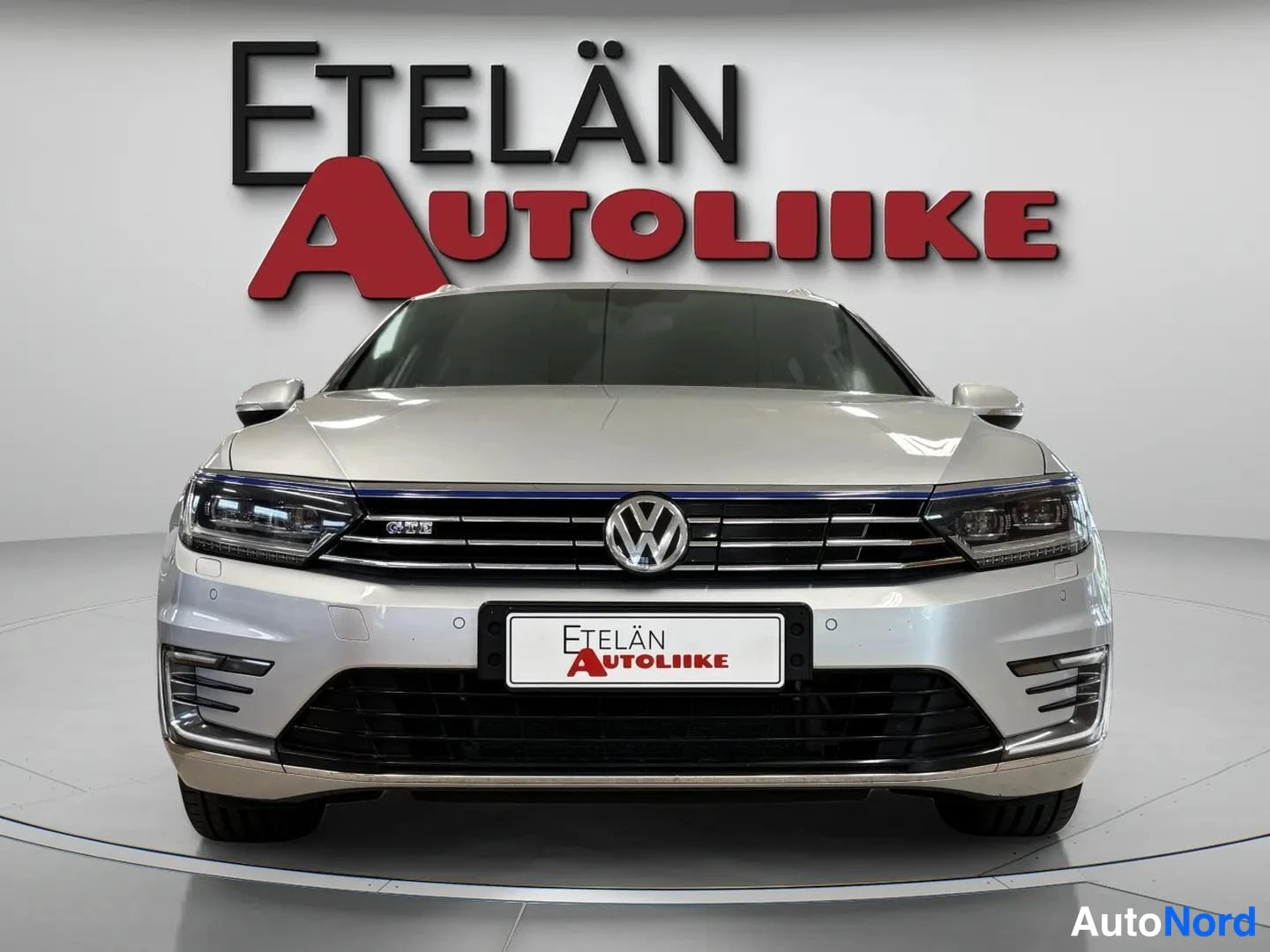 Harmaa Volkswagen Passat 2015, edestä, kuva 3
